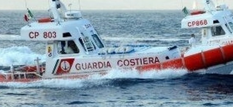 Si getta nelle acque del Garda per salvare il figlio ma poi non ha più le forze per risalire in barca: scattano le ricerche